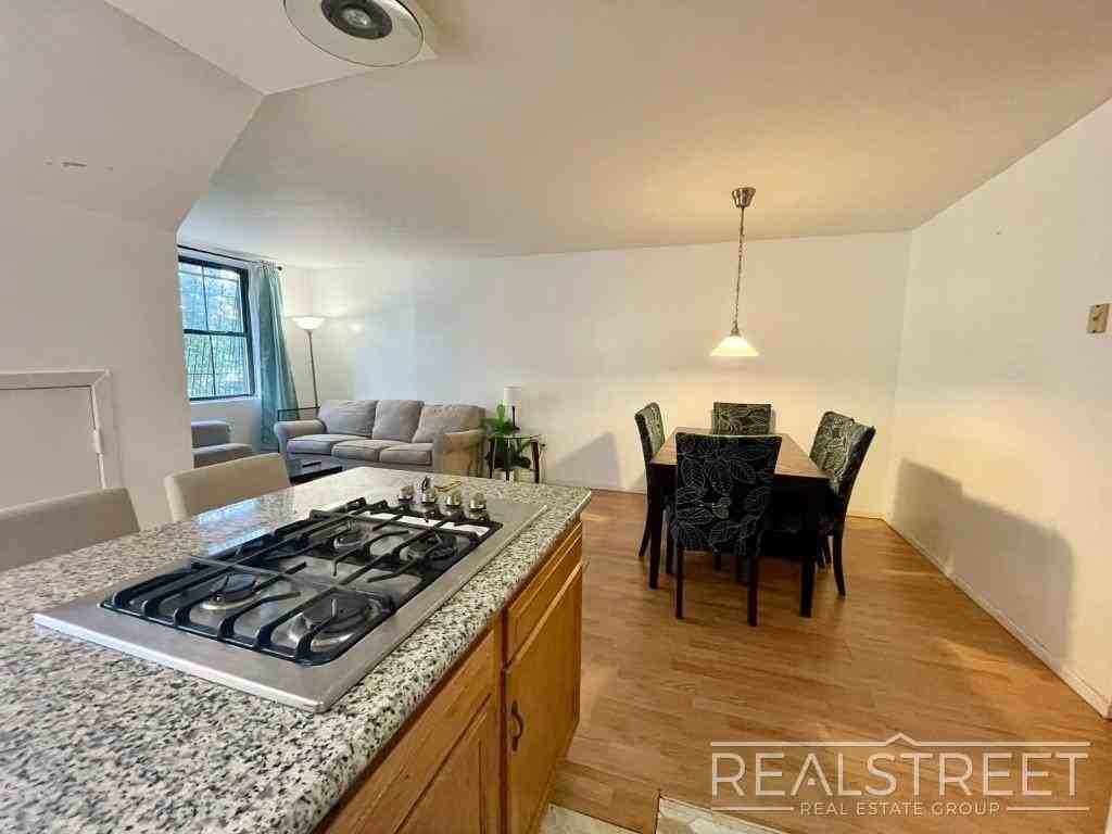 189 Saratoga Ave #1 - Photo 3 of 11