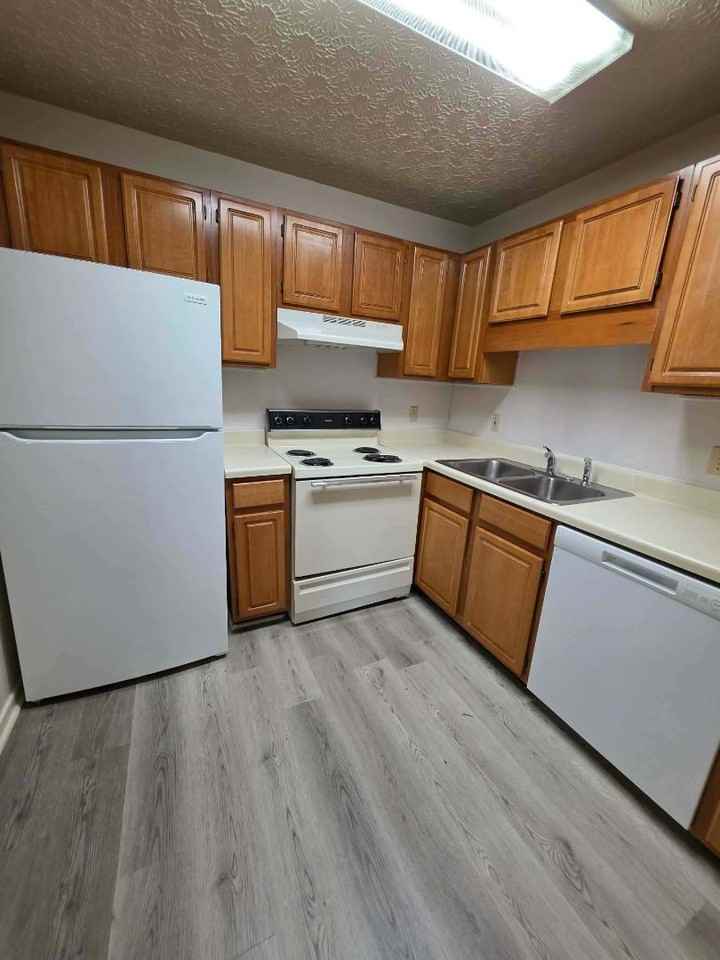 1409 Stratford Rd Unit - Photo 4 of 10