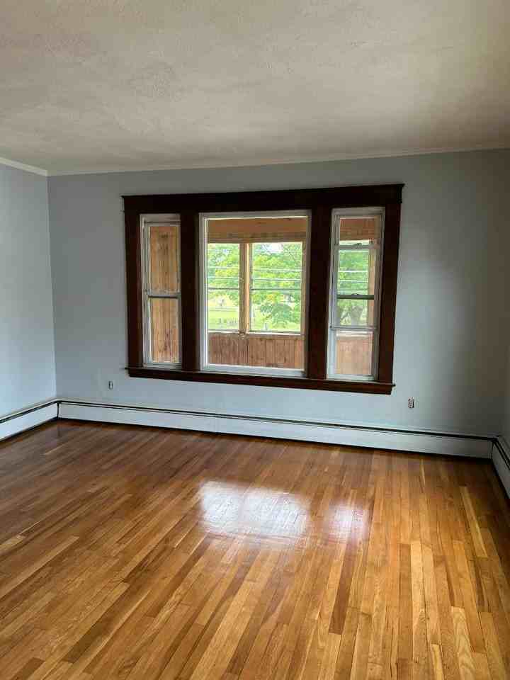 130 Kinsley St - Photo 5 of 10