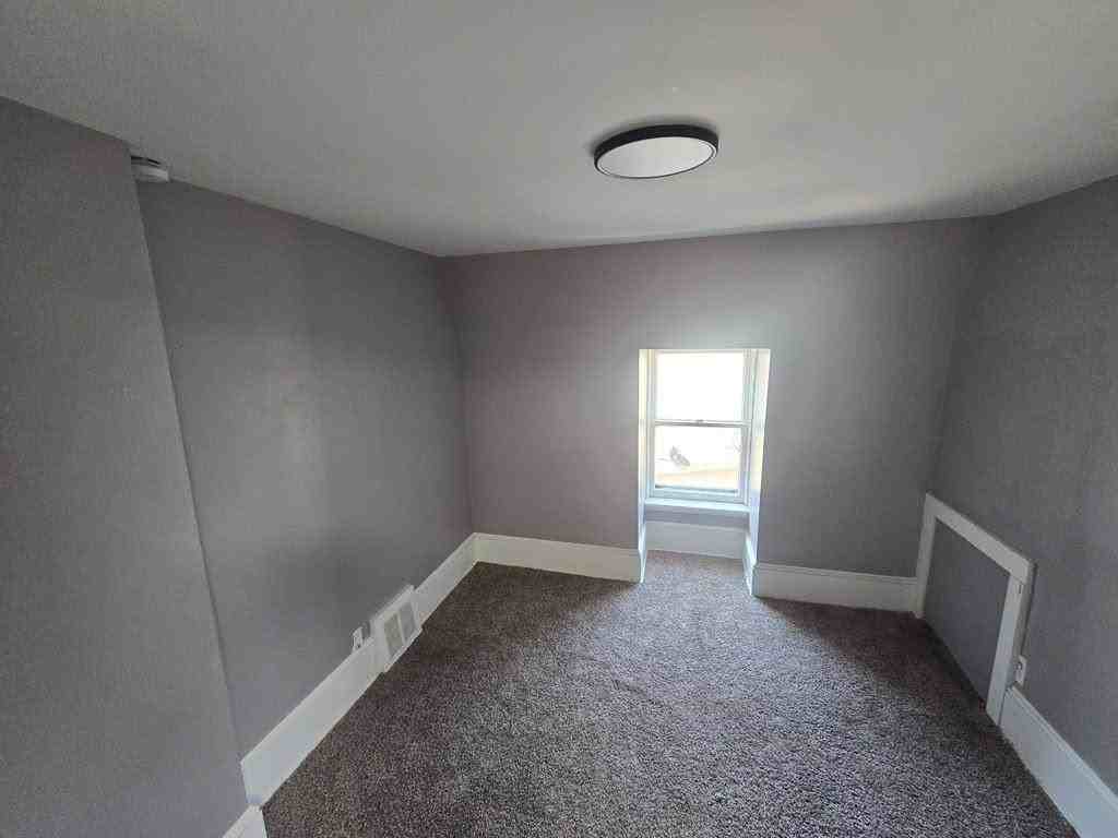 11526 Woodland Ave - Photo 6 of 10