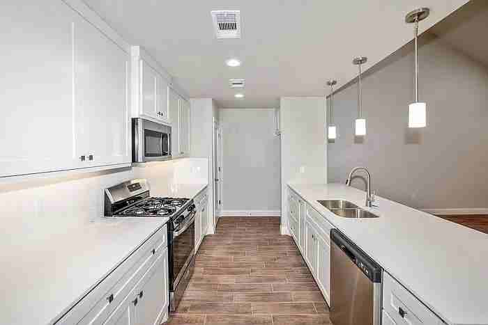 7617 Woodford Ave - Photo 4 of 11