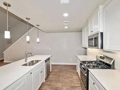 7617 Woodford Ave - Photo 5 of 11