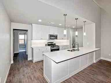 7617 Woodford Ave - Photo 6 of 11