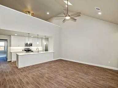 7617 Woodford Ave - Photo 7 of 11