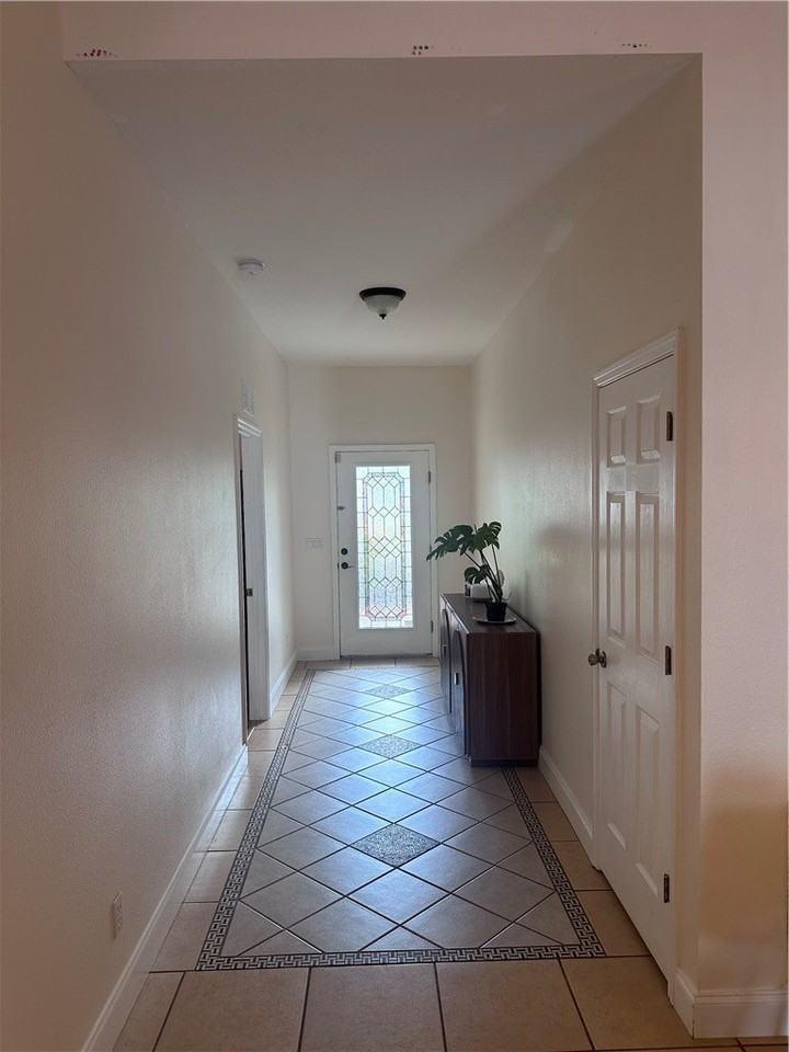 824 Greenleaf Cir - Photo 2 of 13