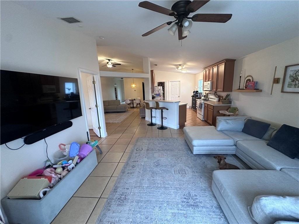 824 Greenleaf Cir - Photo 4 of 13