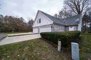 featured image of 6683 Courtyard Dr #4