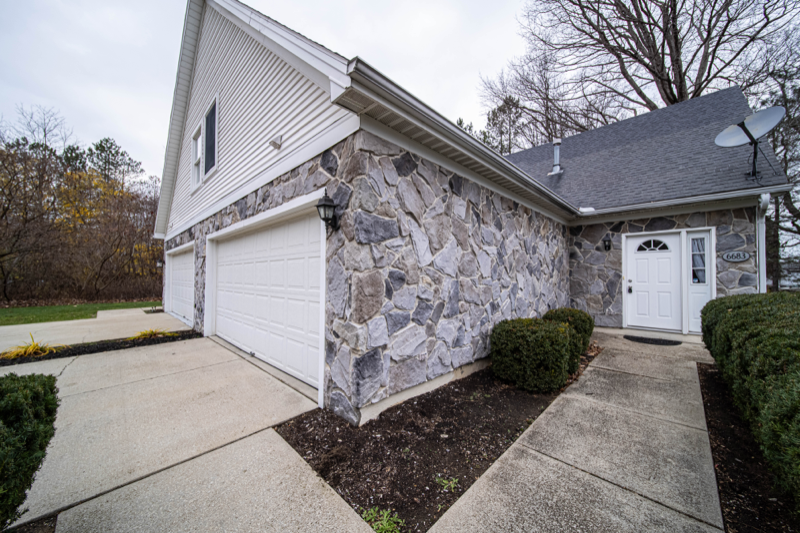 6683 Courtyard Dr #4 - Photo 2 of 32