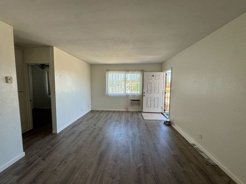12608 Julian Ave - Photo 5 of 34