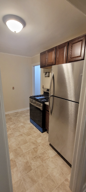 2526 Benjamin St - Photo 4 of 15