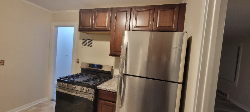 2526 Benjamin St - Photo 5 of 15