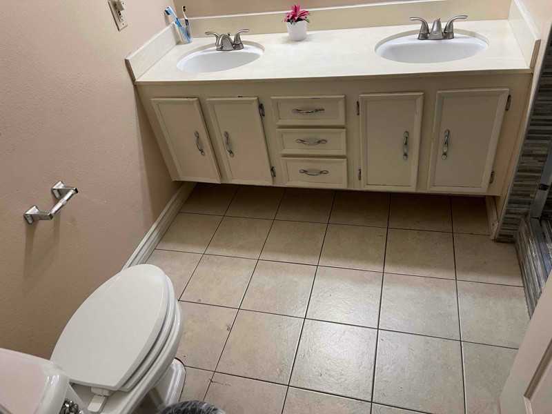 2817 S Center St - Photo 6 of 10