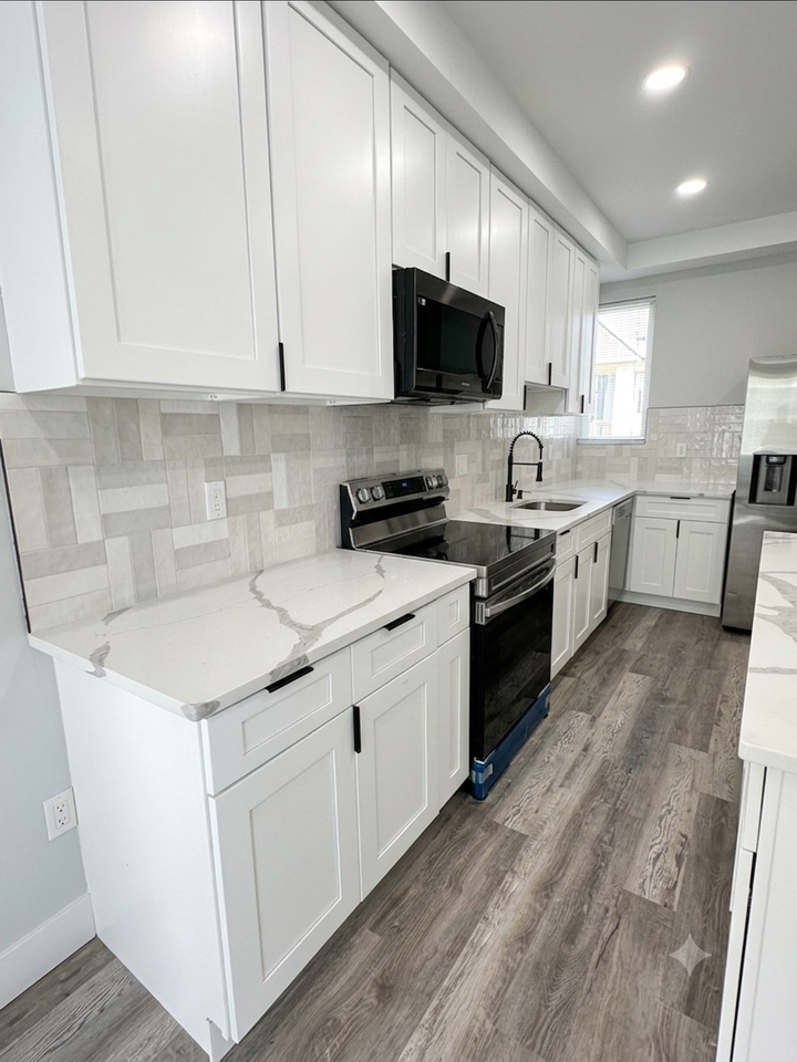 1533 N Lawrence St #1 - Photo 2 of 11