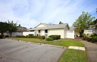 featured image of 4 Lake Forest Pl #4