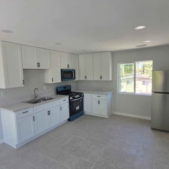1126 E Grand Ave #1 - Photo 3 of 6