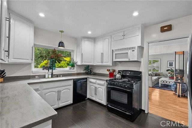 18240 Rayen St - Photo 7 of 8