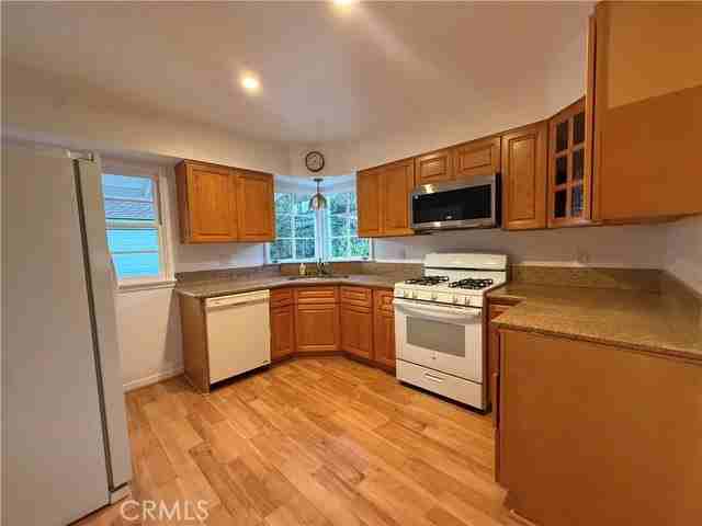 1765 Sharon Pl - Photo 4 of 8