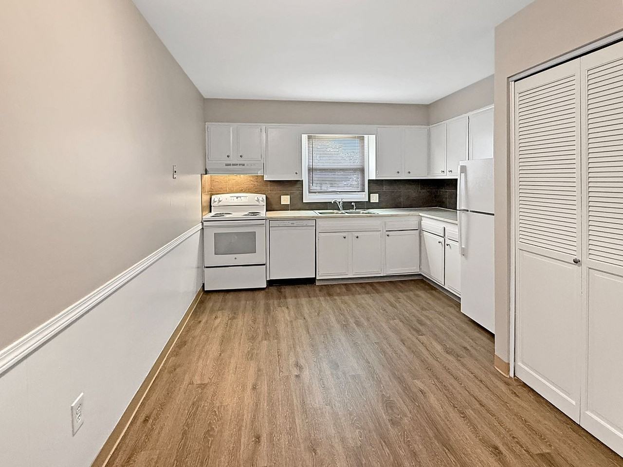 2073 Andrew St Se - Photo 3 of 10