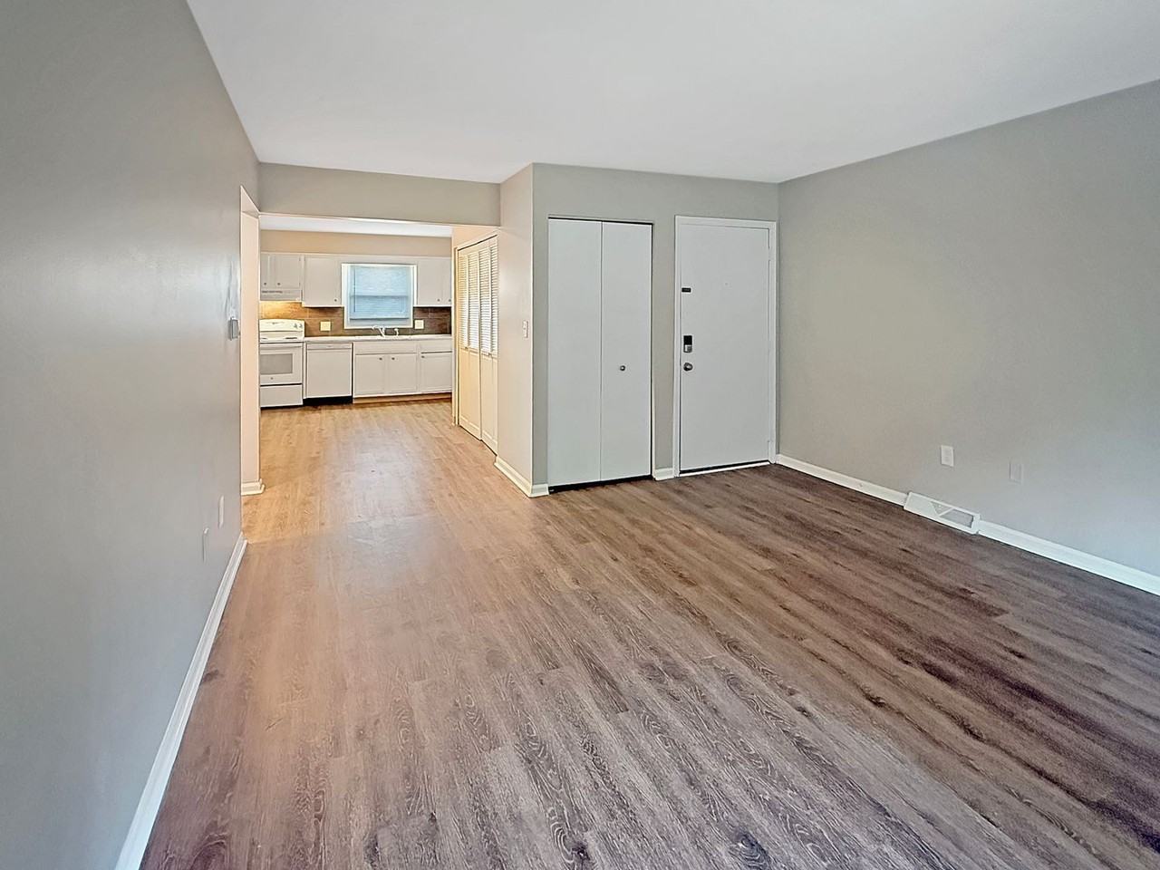 2073 Andrew St Se - Photo 5 of 10