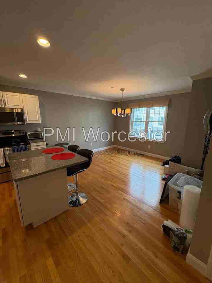 67 N Quinsigamond Ave #5 - Photo 4 of 26