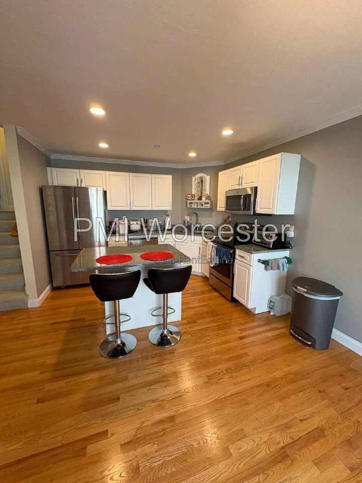 67 N Quinsigamond Ave #5 - Photo 7 of 26