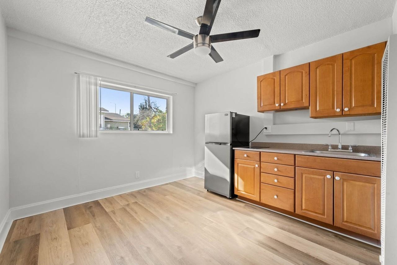 11143 S Inglewood Ave #01 - Photo 5 of 9