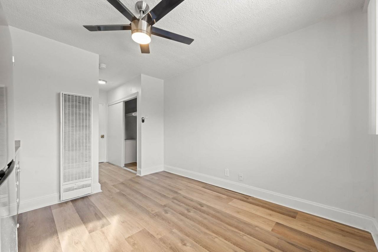 11143 S Inglewood Ave #01 - Photo 7 of 9