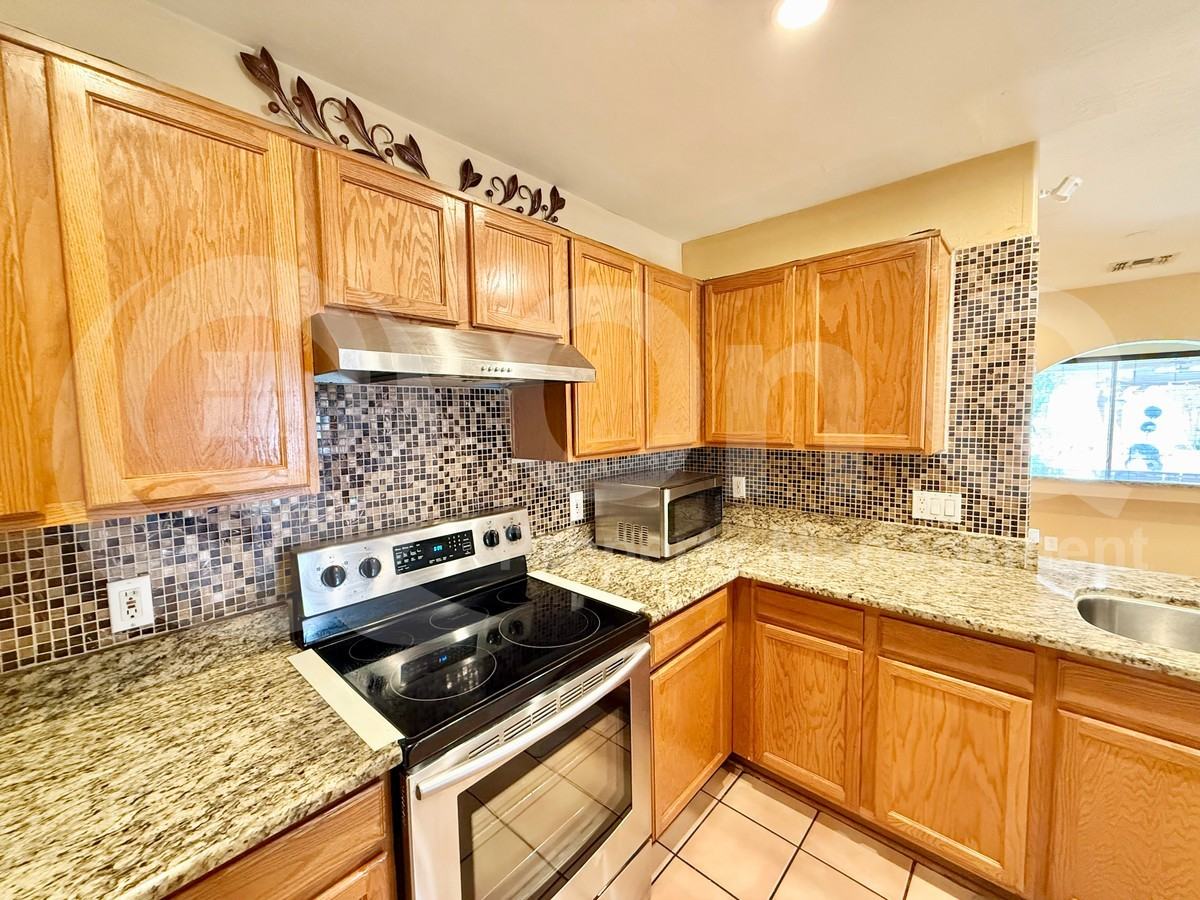 11226 W Sells Dr - Photo 4 of 26