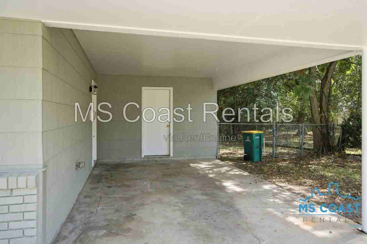 105 N Ida Ln - Photo 3 of 20