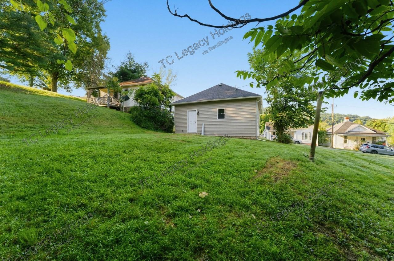 125 Thorn St - Photo 3 of 18