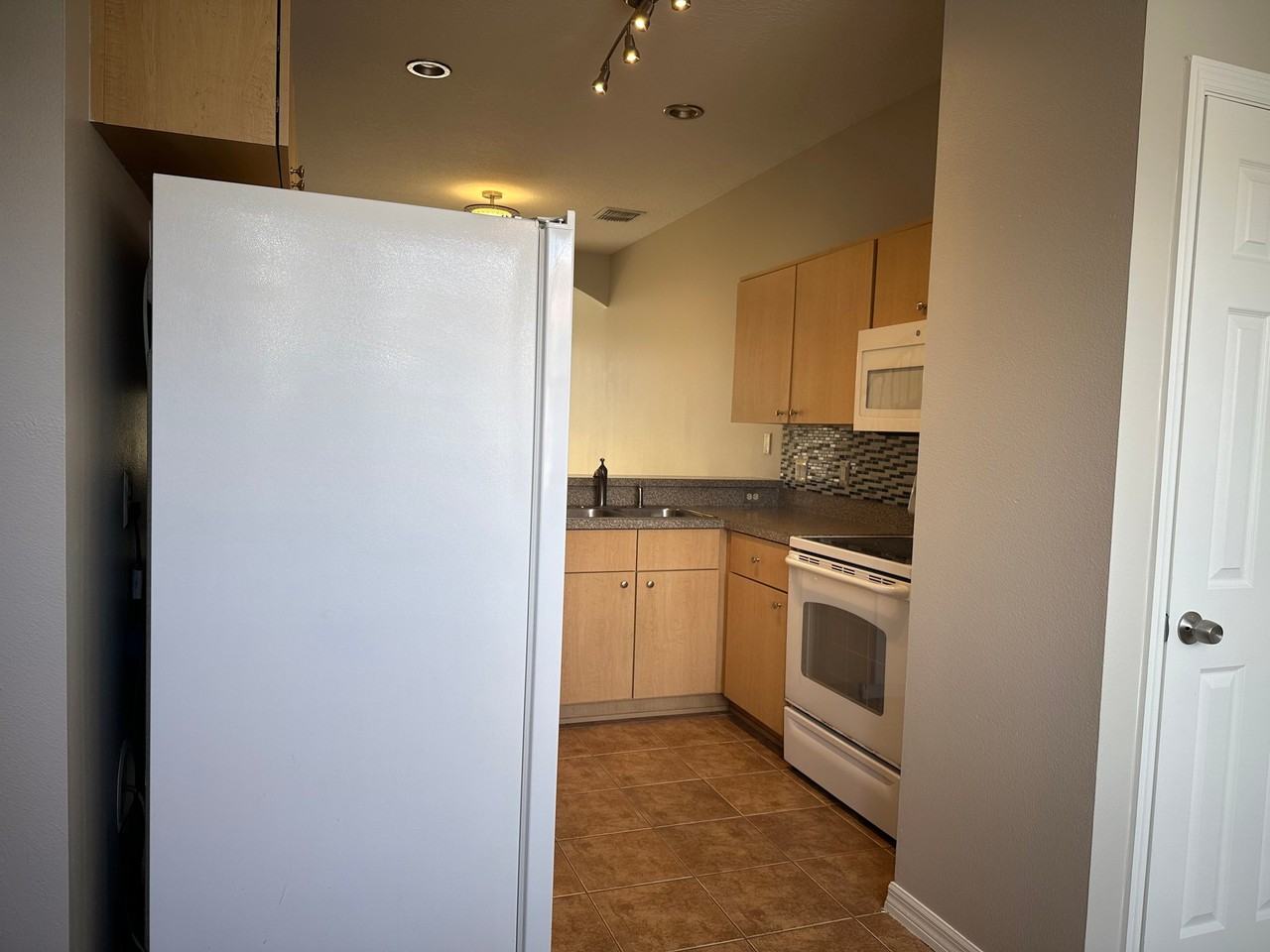 1214 S Beach Cir - Photo 4 of 20