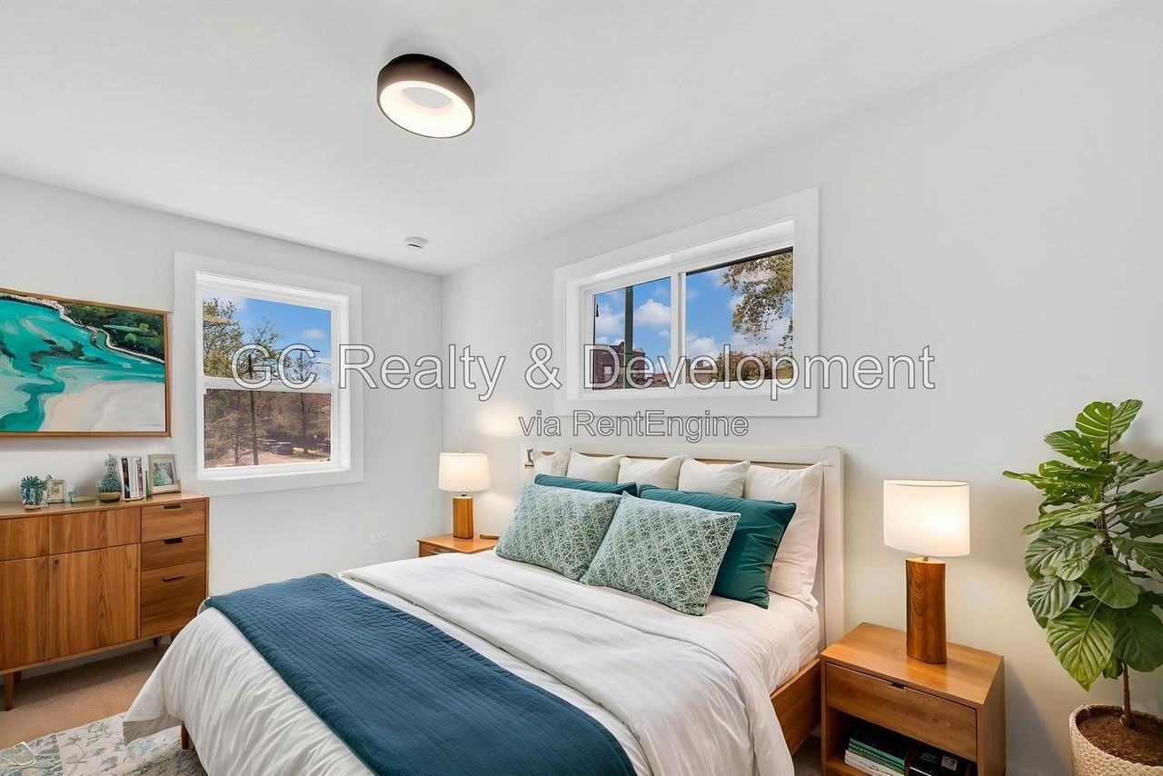 2901 N Sacramento Ave #2 - Photo 3 of 14