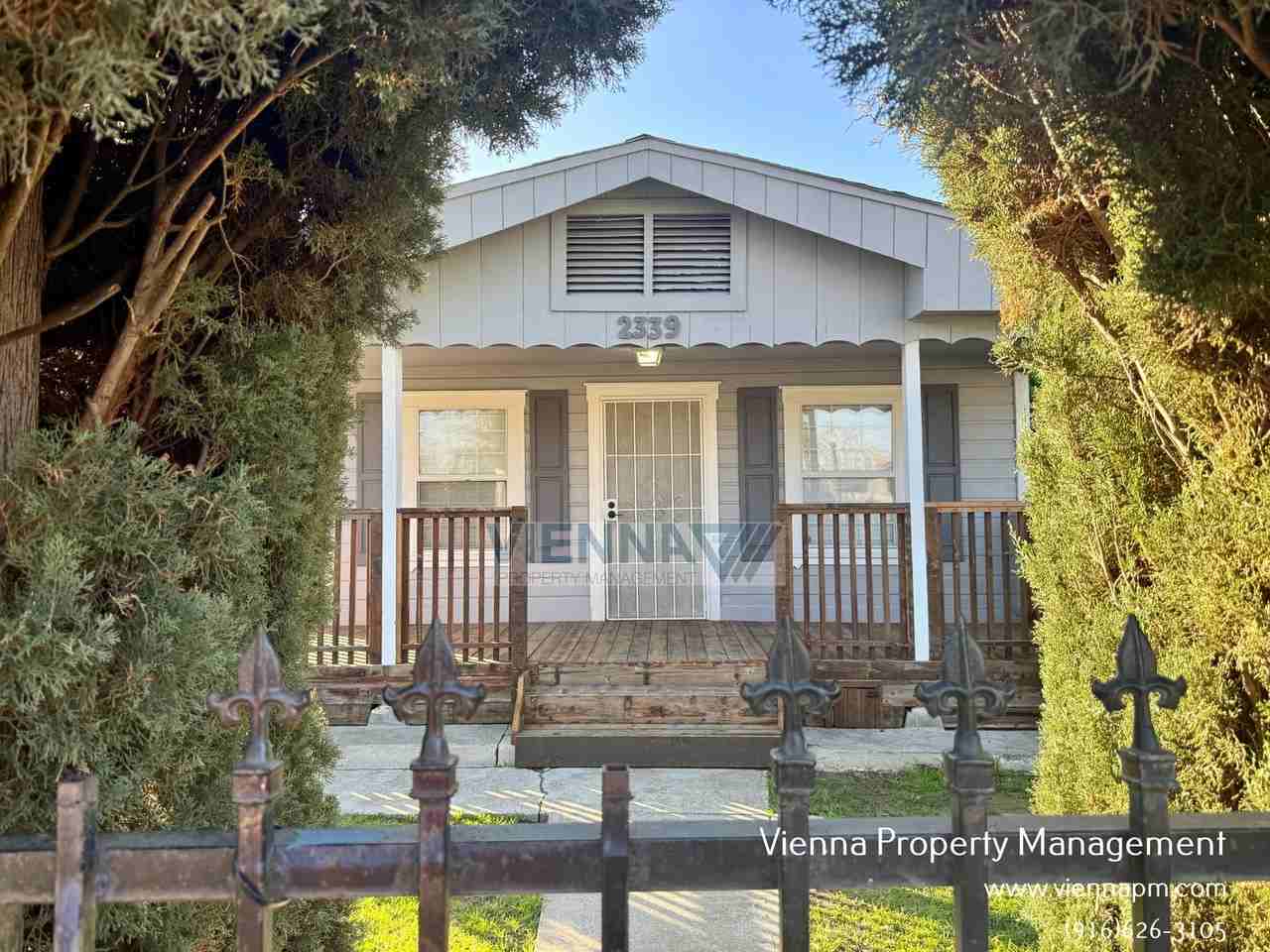 2339 Beaumont St - Photo 3 of 16