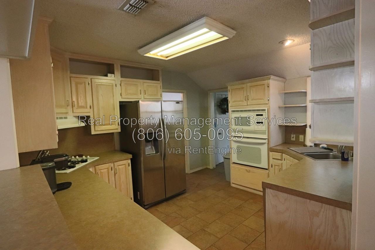 2827 23rd St - Photo 4 of 10