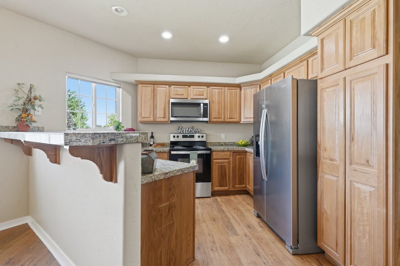 1285 Claremont Dr - Photo 3 of 17