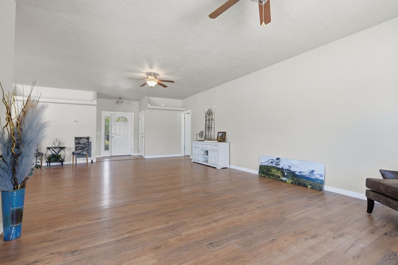 1285 Claremont Dr - Photo 5 of 17