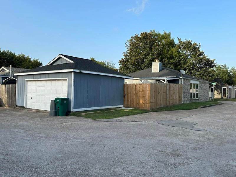 1712 Harrison Ct - Photo 3 of 8