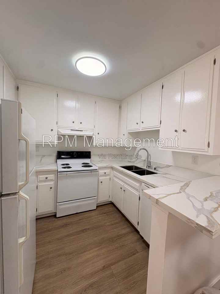 1825 N Gramercy Pl #203 - Photo 5 of 14