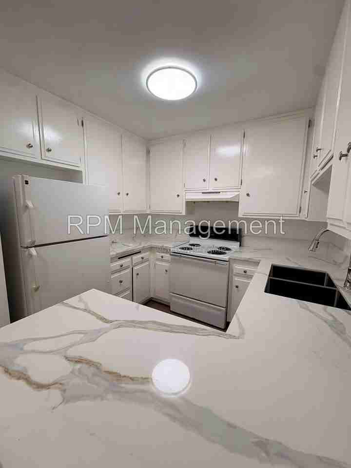 1825 N Gramercy Pl #203 - Photo 6 of 14