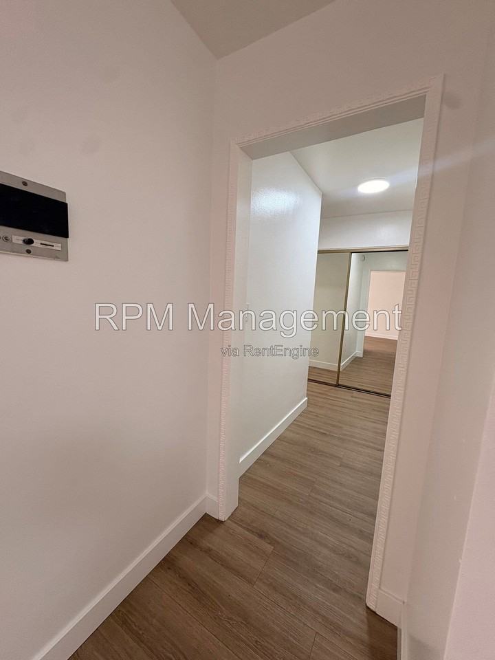 1825 N Gramercy Pl #203 - Photo 7 of 14