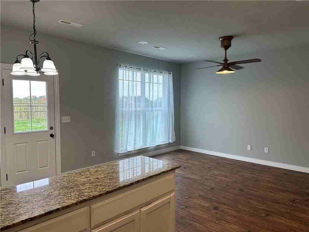 815 Baker St Nw - Photo 4 of 12