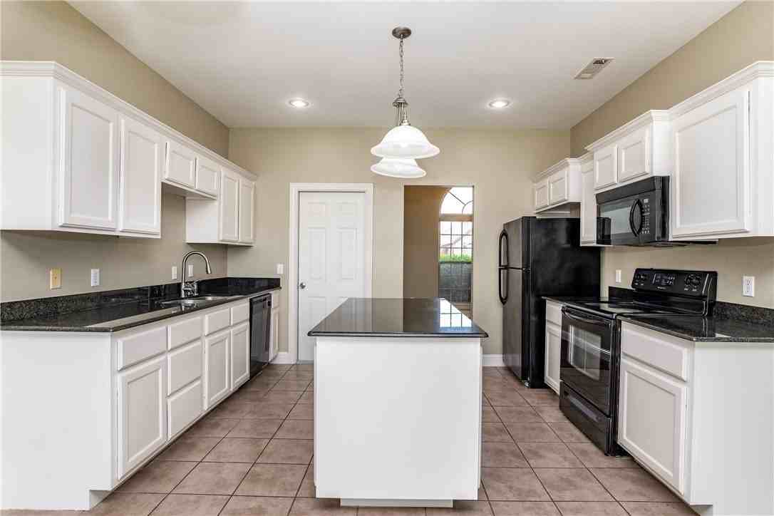 1201 Sw Willow Bend Ave - Photo 4 of 17