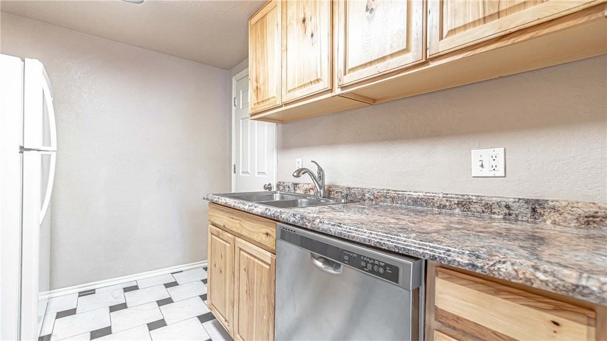 210 Chapman St - Photo 5 of 13