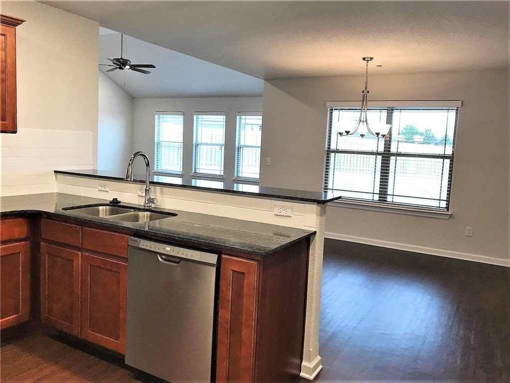618 Eagle Dr - Photo 2 of 12