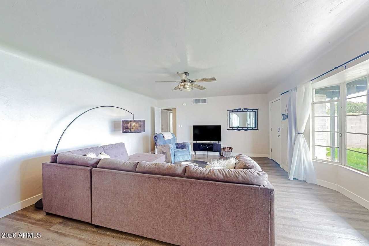 707 E University Dr #B - Photo 3 of 11
