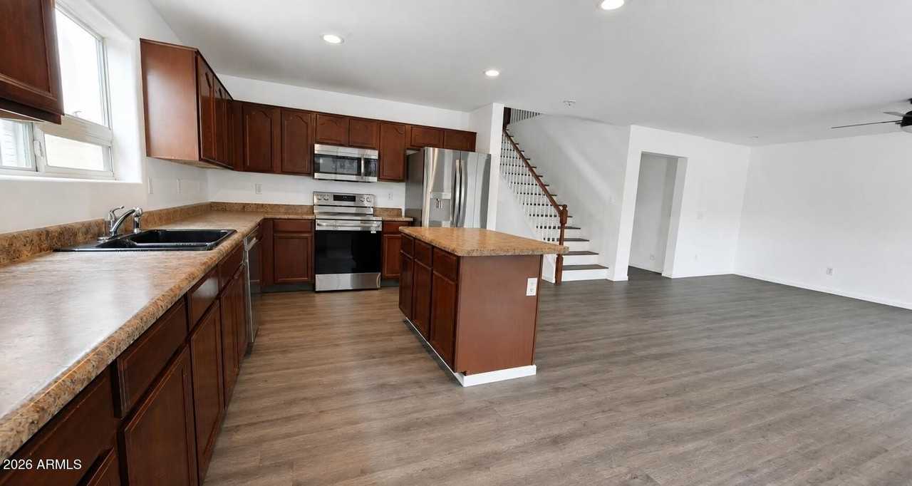 42065 W Hillman Dr - Photo 6 of 16