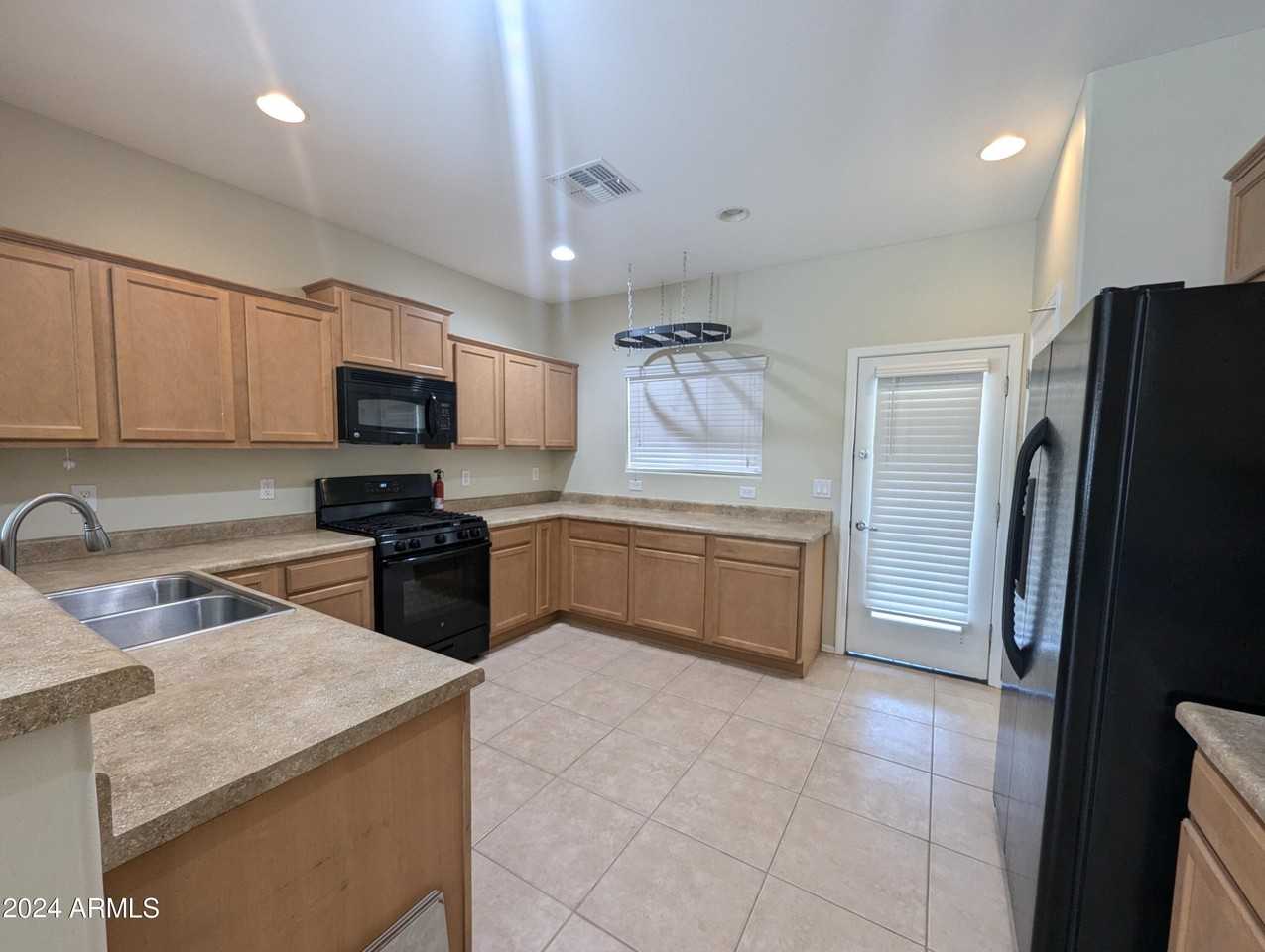 2363 N Smithsonian Dr - Photo 4 of 16