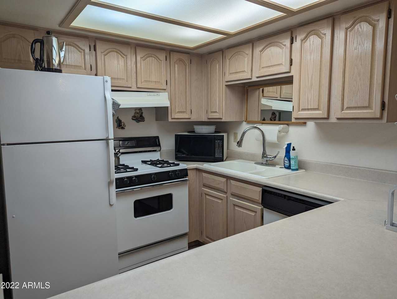 320 E Lancaster Ct - Photo 5 of 11