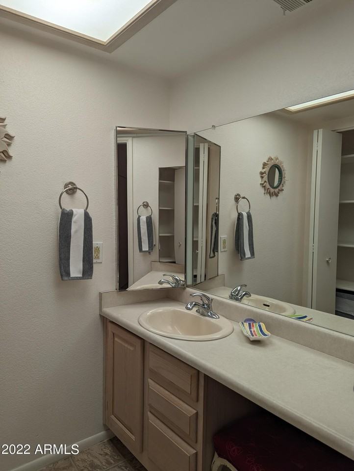 320 E Lancaster Ct - Photo 7 of 11