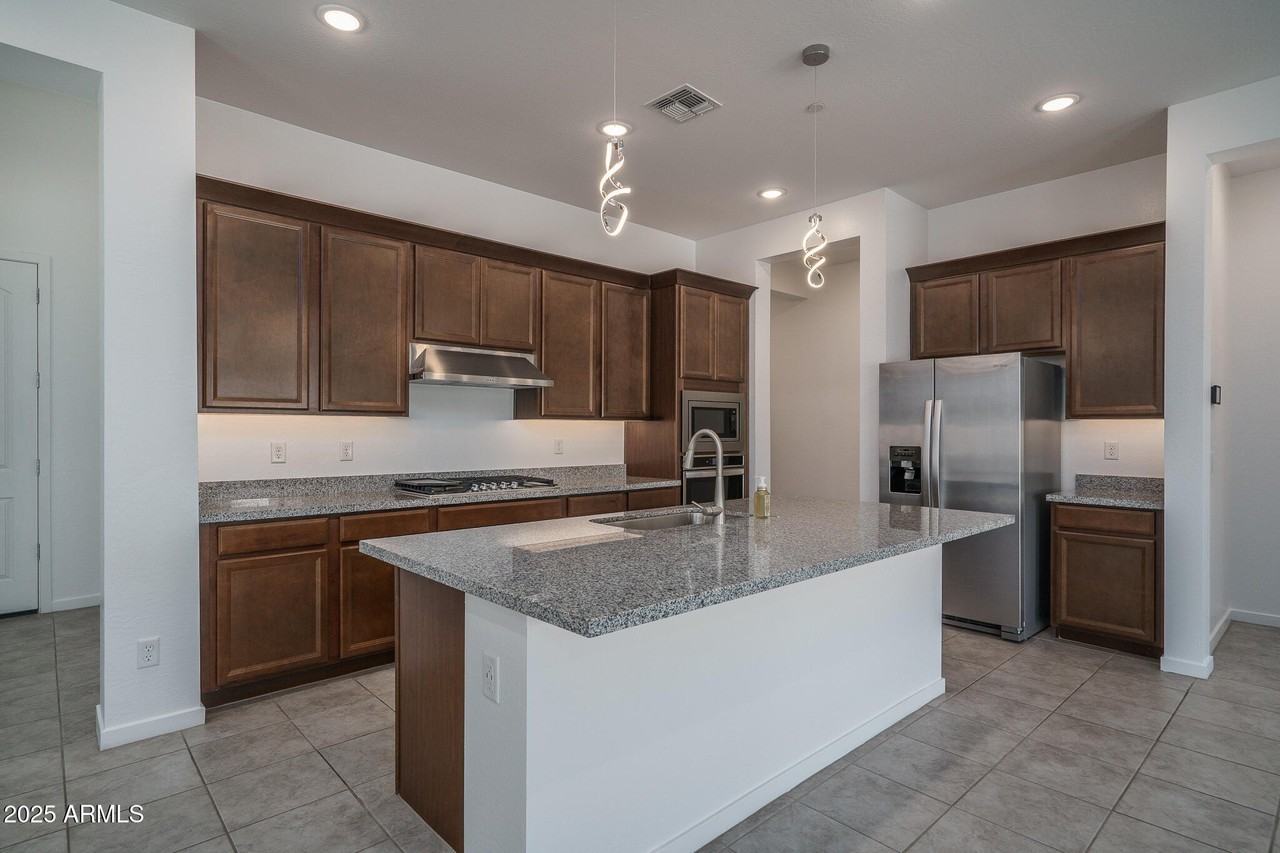 14084 W Desert Flower Dr - Photo 3 of 28